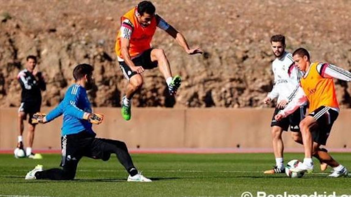 Les remplacents gardent la forme, à l'image ici d'Arbeloa et "Chicharito" Hernandez, en possession du ballon.
