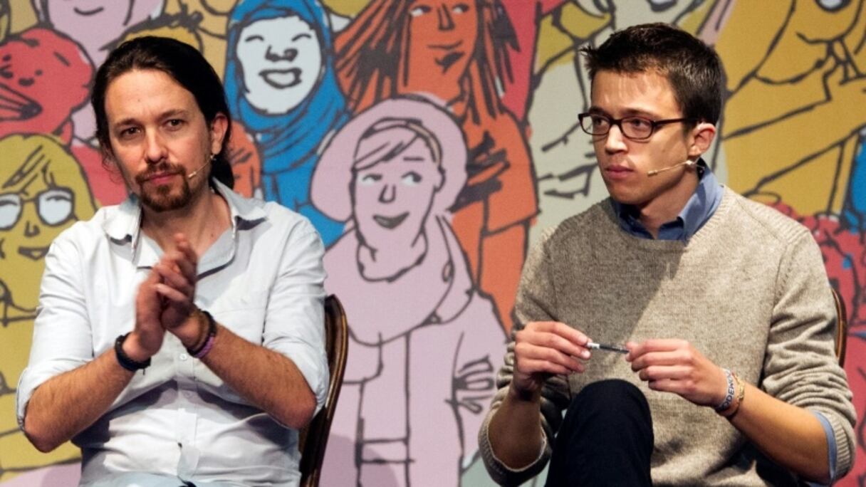 Le chef de Podemos Pablo Iglesias (gauche) et son ami et numéro 2, Inigo Errejon, à Madrid, le 11 mai 2016.
