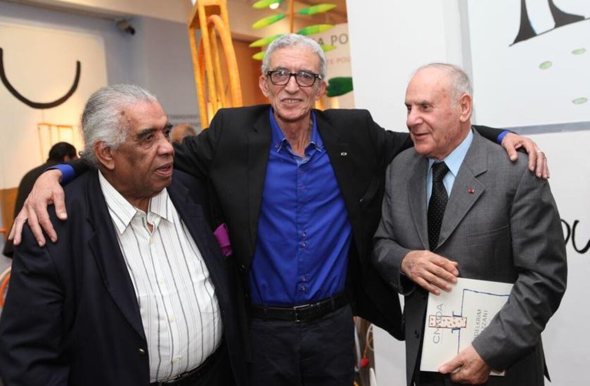 Abdelkrim Ouazzani, ici entouré de l'artiste peintre Talal et du général Skiredj, a exposé, mardi soir, ses oeuvres récentes à la Compagnie marocaine des oeuvres et objets d'art (CMOOA).
