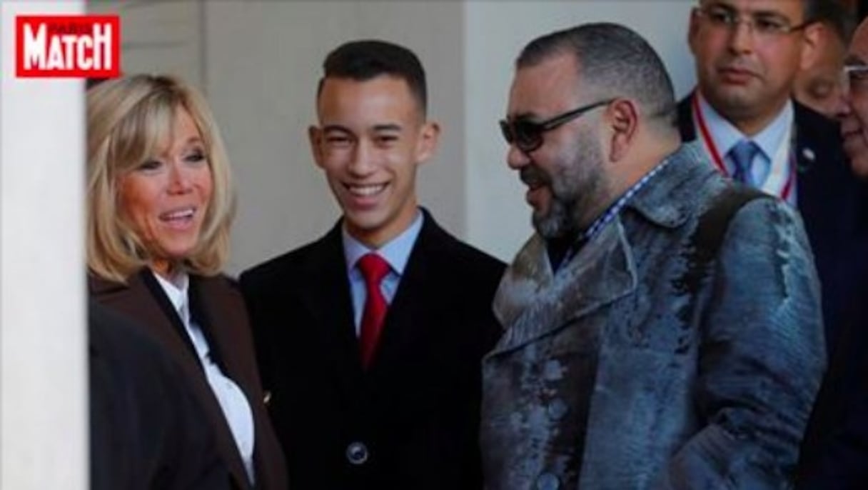 Moulay El Hassan tout sourire avec le roi Mohammed VI et Brigitte Macron.
