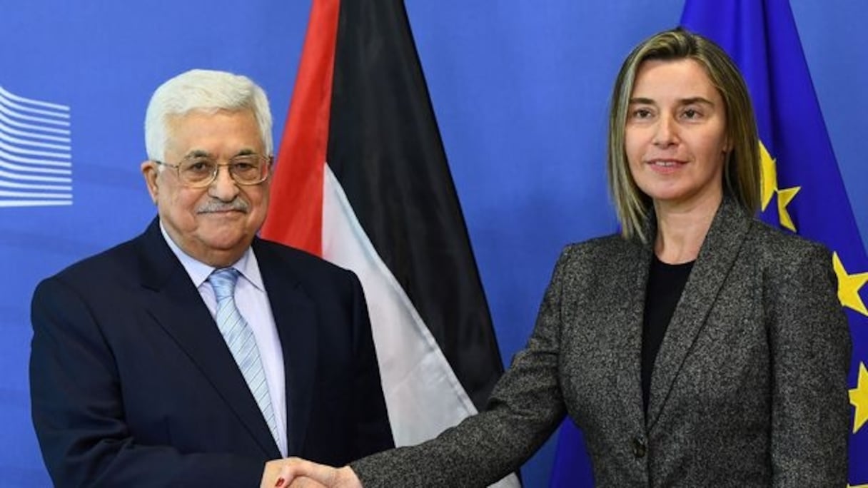 Le président palestinien Mahmoud Abbas accueilli par la cheffe de la diplomatie de l'UE Federica Mogherini le 27 mars 2017 à Bruxelles.
