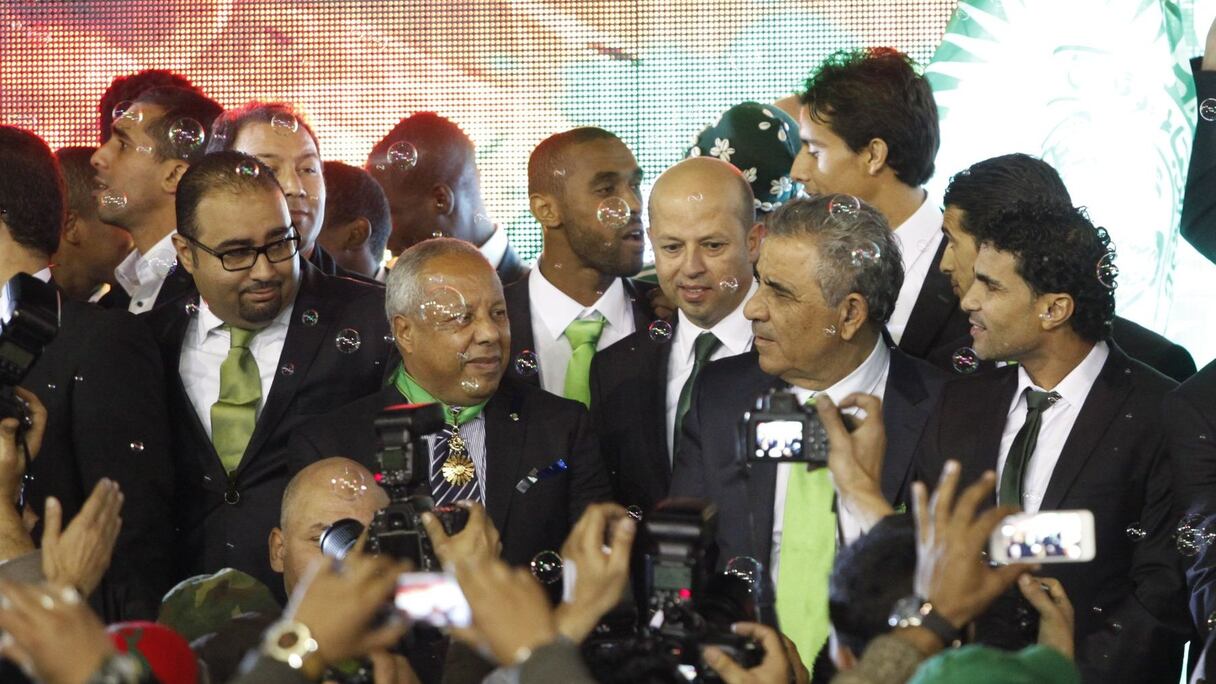 Entourés des joueurs du Raja, l'ancien et le nouvel entraîneur, côte à côte, savourent ensemble les exploits de l'équipe qu'ils ont toujours oeuvré à porter au plus haut. 
