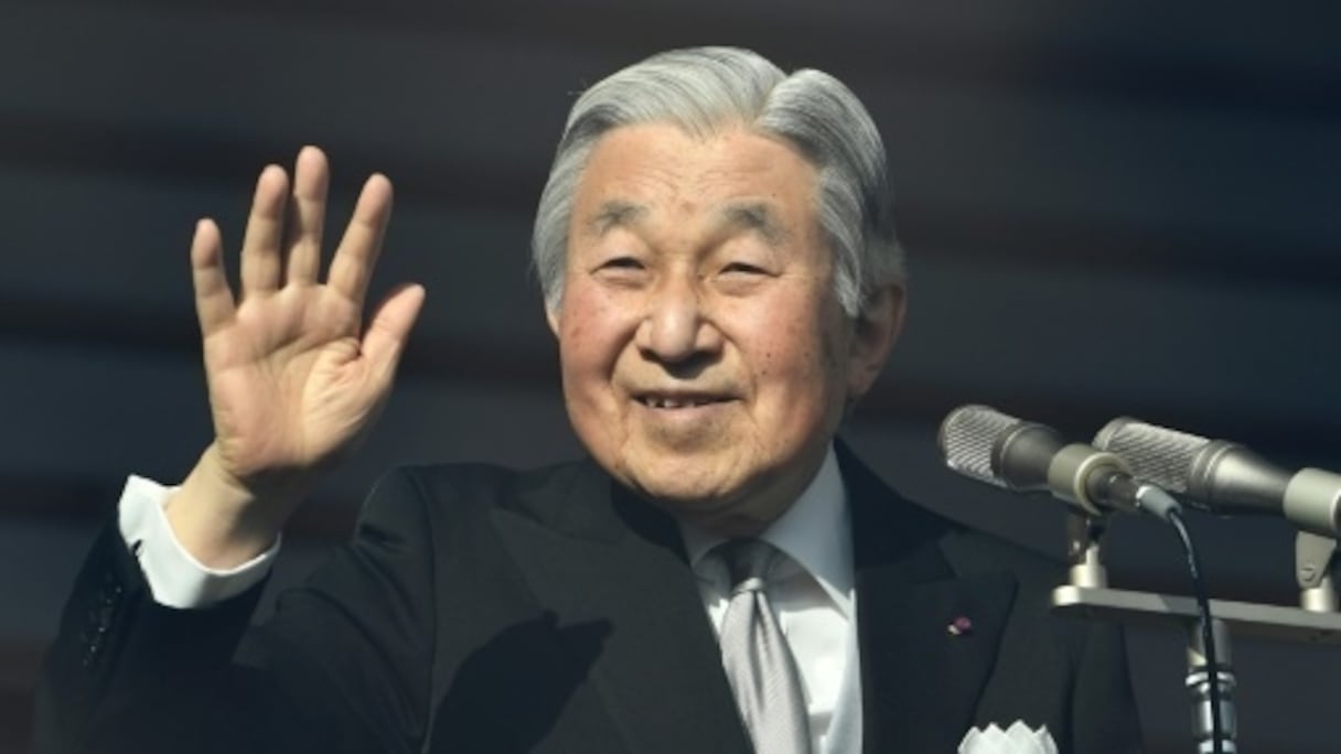 L'empereur japonais saluant la foule depuis le balcon du palais impérial. 
