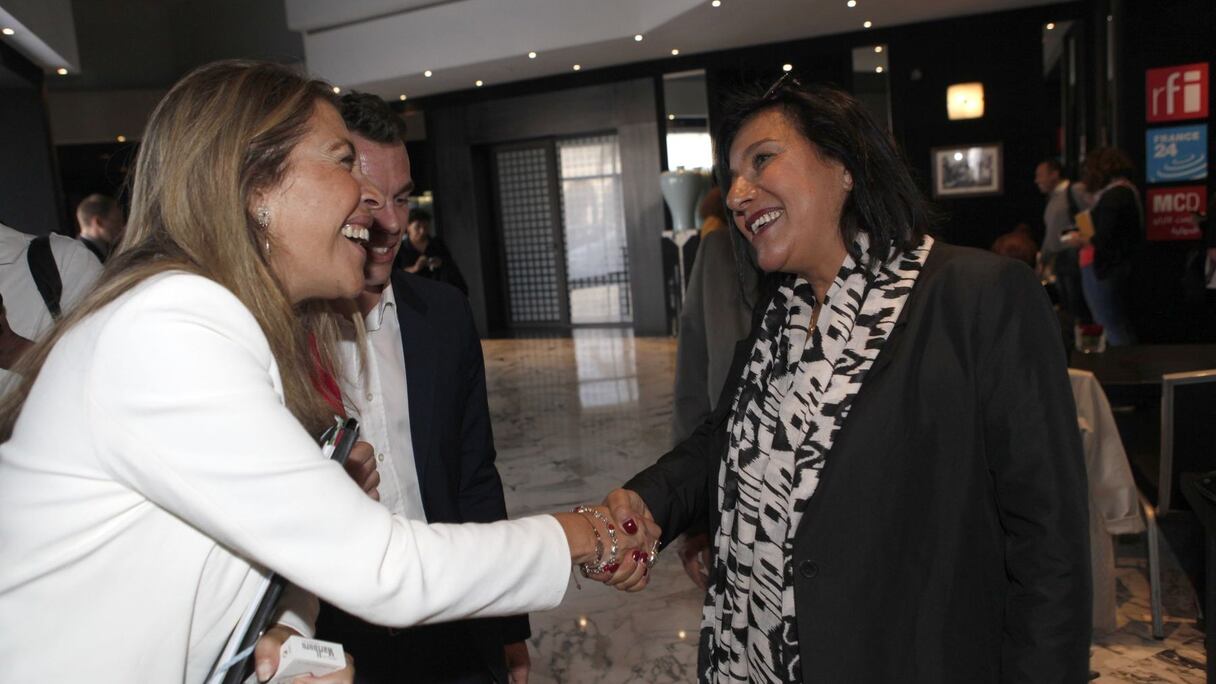 Avant la conférence, Marie-Christine Saragosse, PDG de France Médias Monde, et Monique Elgrichi, DG de l'agence Mosaïk, se saluent chaleureusement. 
