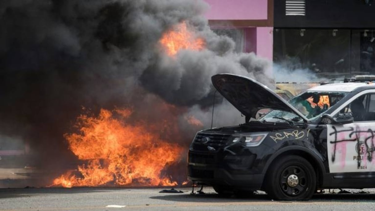 Incendie de véhicules de police à Los Angeles, le 30 mai 2020. 
