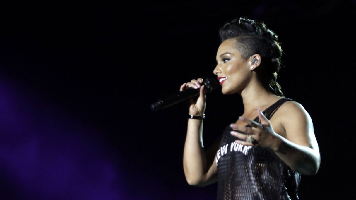 Rayonnante, l'auteur compositrice interprète, merveilleuse pianiste et danseuse de surcroît, cumule les talents et enchaîne des succès dont elle a partagé la singulière douce puissance avec un public particulièrement ému. 
