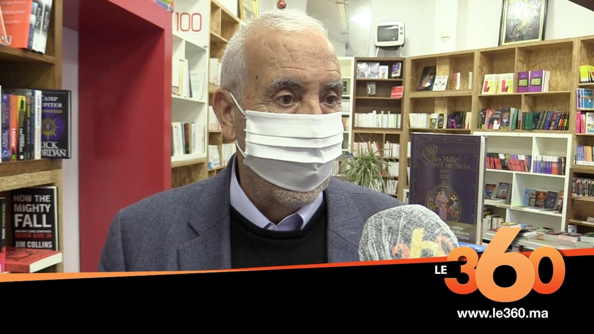 Abdelkader Retnani, au Carrefour des Livres, à Casablanca. 
