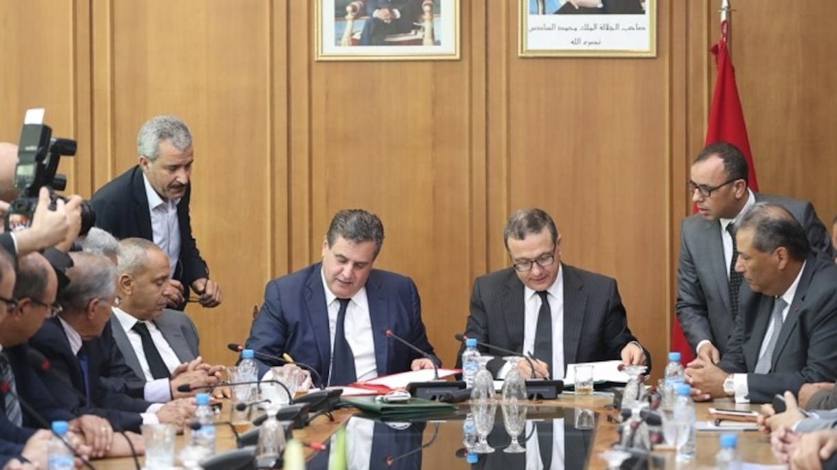 Mohamed Boussaid et Aziz Akhanouch lors de la signature de l'arrêté conjoint.
