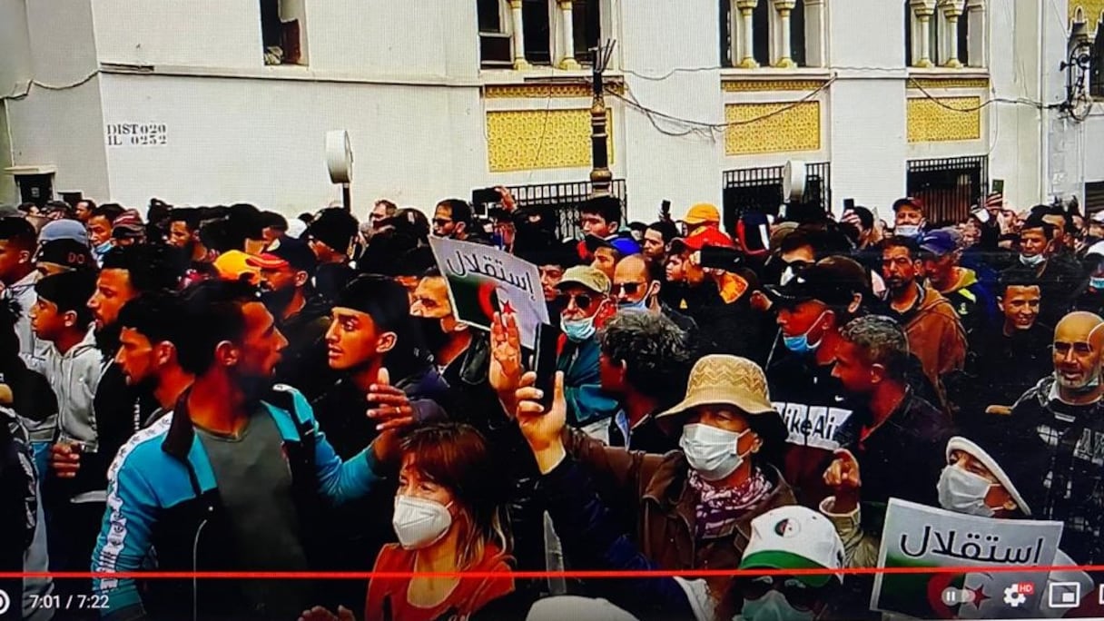 Les manifestants du Hirak ont brandi ce vendredi 19 mars des pancartes exigeant l'indépendance.
