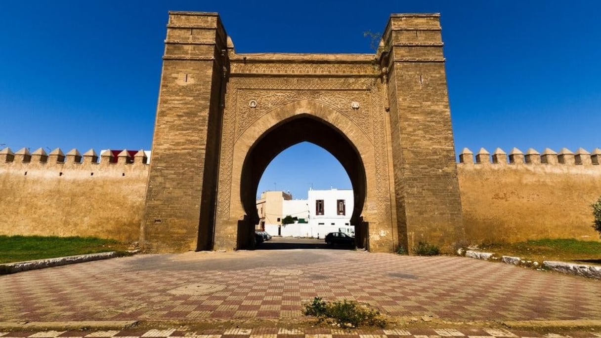 Bab El Mrissa, à Salé, avant sa réhabilitation. C'est la porte la plus remarquable des remparts de la ville voisine de Rabat, construits au XIIIe siècle. Bab El Mrissa enjambait un canal vers le Bouregreg, menant vers un port intérieur et à l'arsenal maritime des corsaires de Salé.
