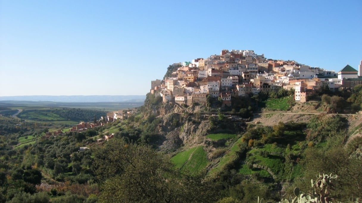 Le jbel Zerhoun, au nord de Meknès. La ville de Moulay Idriss Zerhoun, nommée ainsi d'après Idriss Iᵉʳ, fondateur de la dynastie idrisside, et inhumé en ce lieu en l'an 791, est située sur cette montagne de la chaîne du Rif. 
