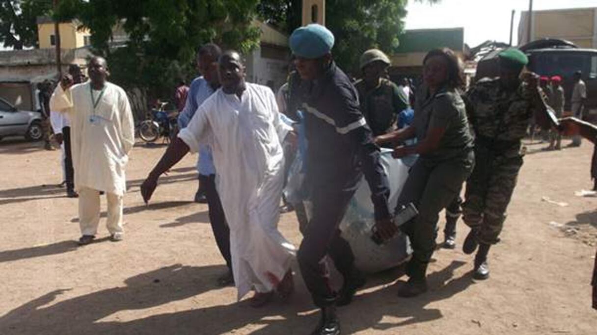 Des forces de sécurité évacuent un corps après un attentat-suicide dévastateur au marché de Maroua, le 22 juillet 2015.
