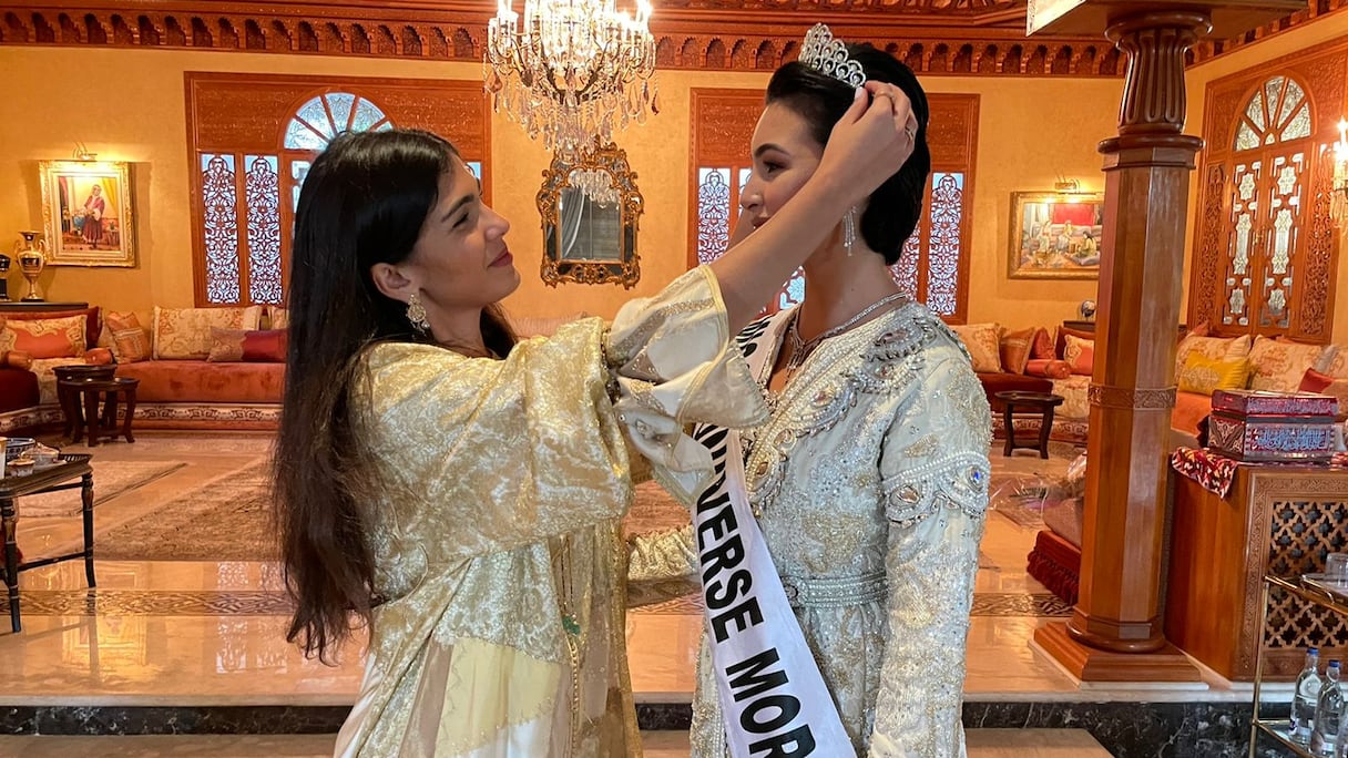 Passation du titre Miss Maroc 2021, entre Fatima-Zahra Khayat (à gauche) et sa première dauphine, la nouvelle Miss Maroc, Kawtar Benhalima  (à droite).
