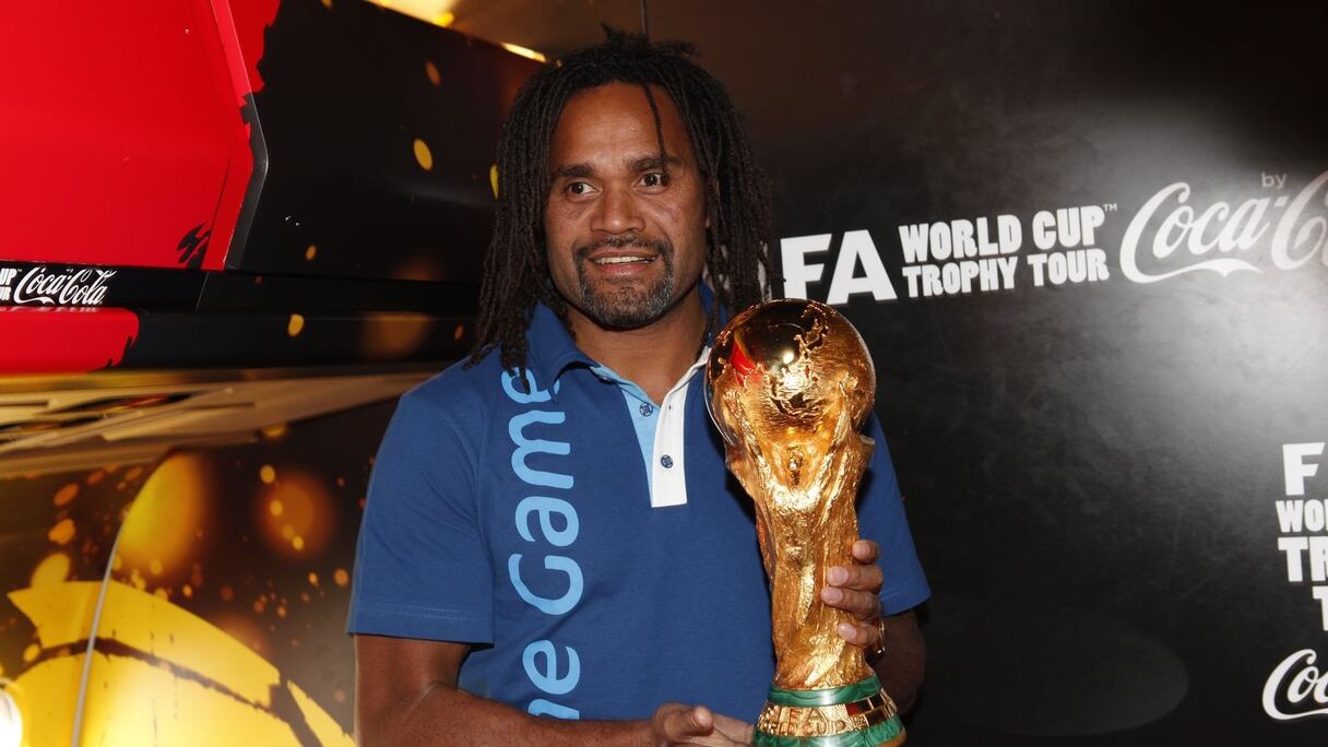 L'international français, Christian Karembeu, accompagne la Coupe depuis le début de cette tournée mondiale à travers une cinquantaine de pays.
