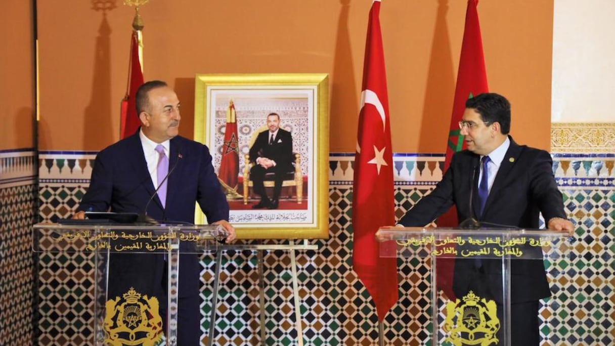 Nasser Bourita et Mevlut Cavusoglu en conférence de presse à l'issue de leur entretien à Marrakech, le 11 mai 2022. 
