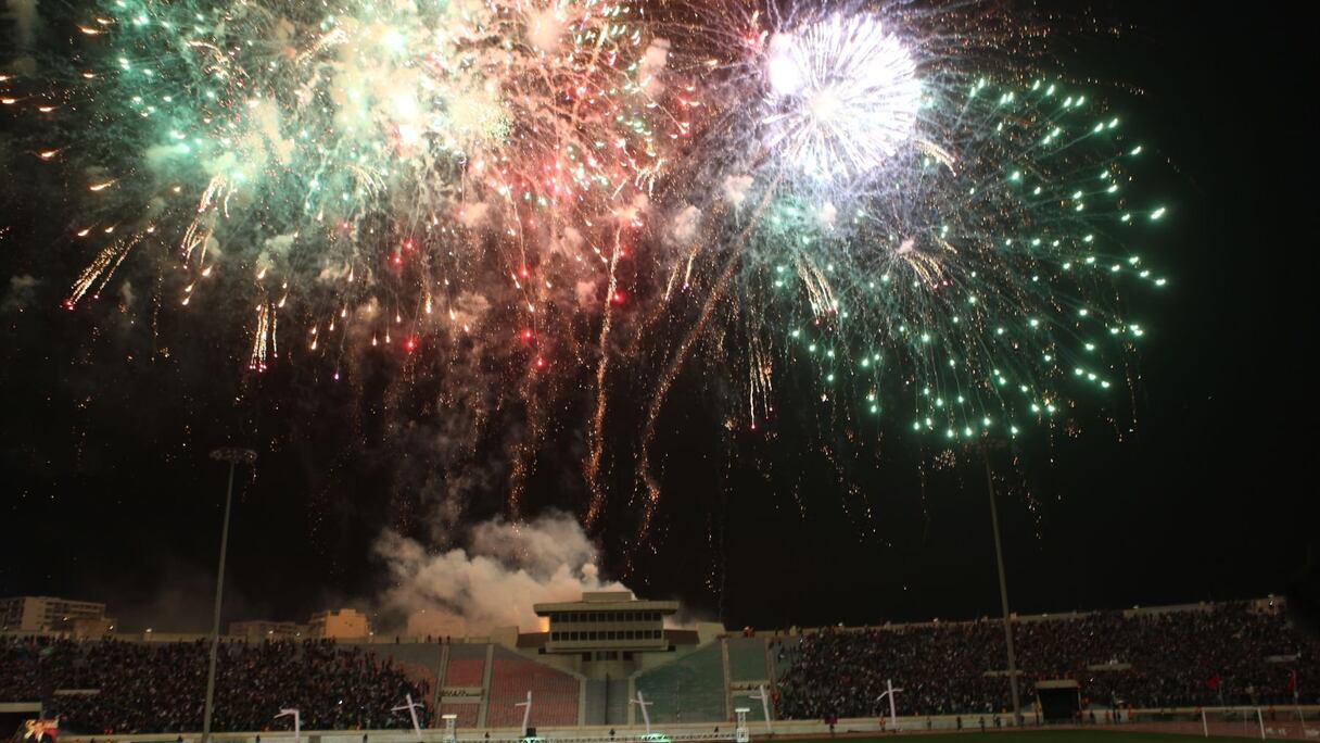 Des bouquets de braise ont éclos dans le ciel, fleuri aux couleurs de l'équipe du jour. 
