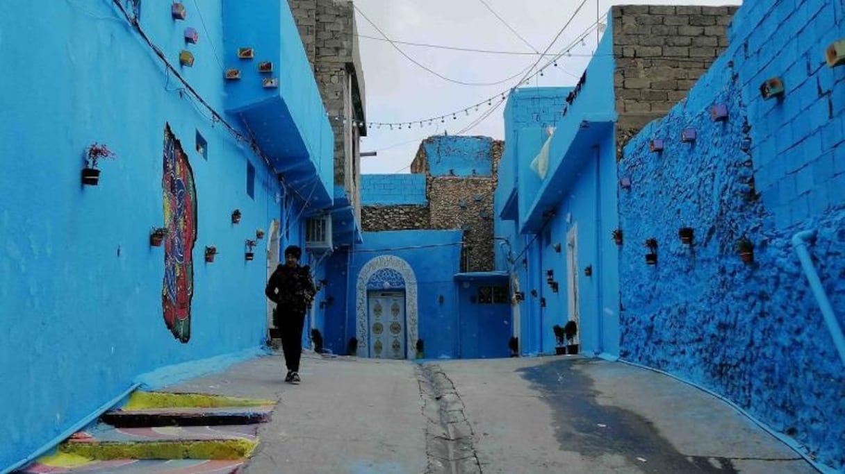 La ruelle bleu du quartier d'Al-Mashahada de jour.
