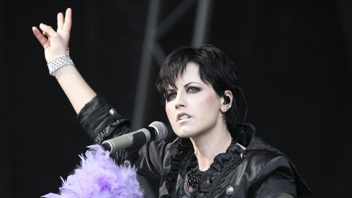 Dolores O'Riordan, la défunte chanteuse du groupe irlandais The Cranberries.
