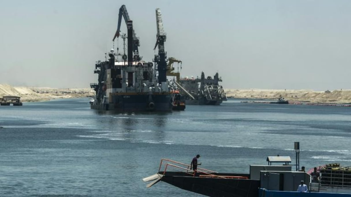 Des navires dans la seconde voie du canal de Suez le 29 juillet 2015 à Ismaïlia.
