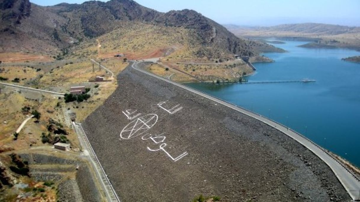 La nouvelle stratégie de lutte contre l’insuffisance en ressources en eau porte sur la réalisation de 59 barrages de grande capacité (11,5 milliards de DH) et plusieurs petits barrages (1,7 milliard de DH).
