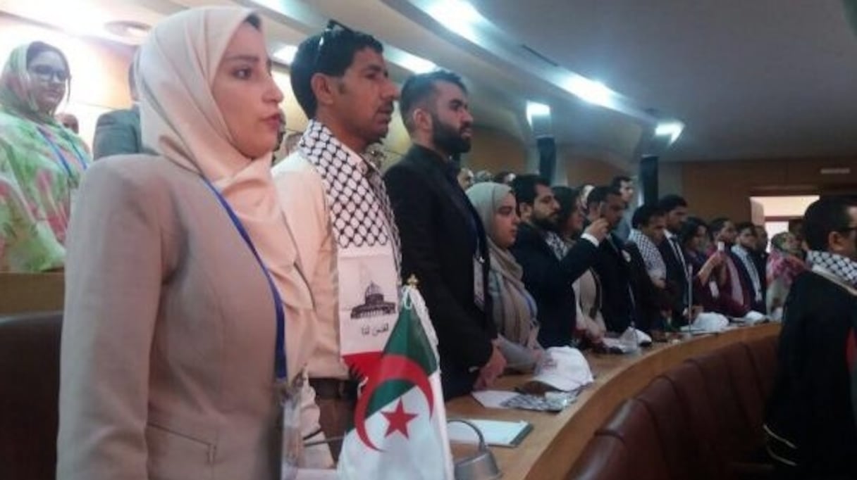 Photo de la délégation algérienne, lors de l'ouverture du Sommet des jeunes leaders maghrébins le 22 décembre à Laâyoune. 
