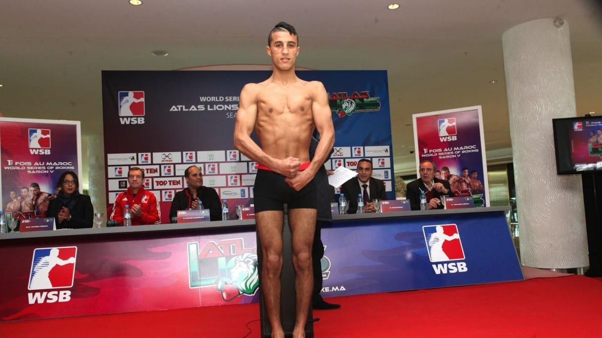 Le Rifi Mohamed Hamout bombe le torse sur la balance.
