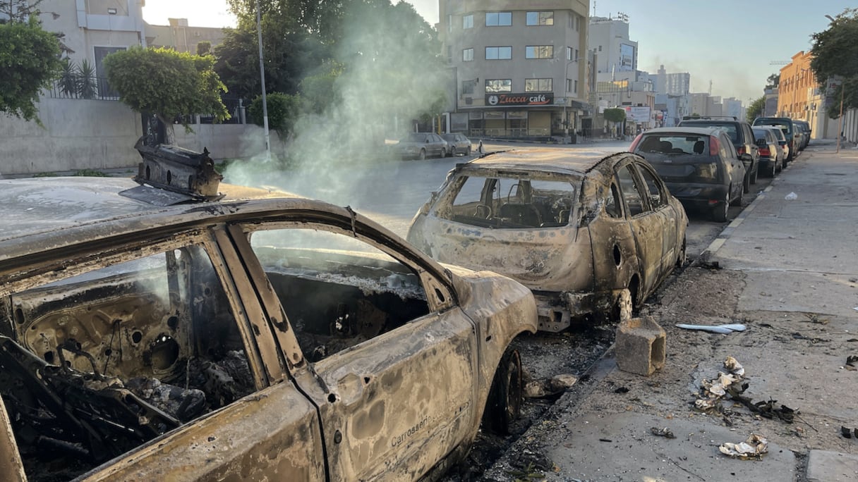 Des voitures calcinées dans les combats de Tripoli, ce samedi 27 août 2022. 
