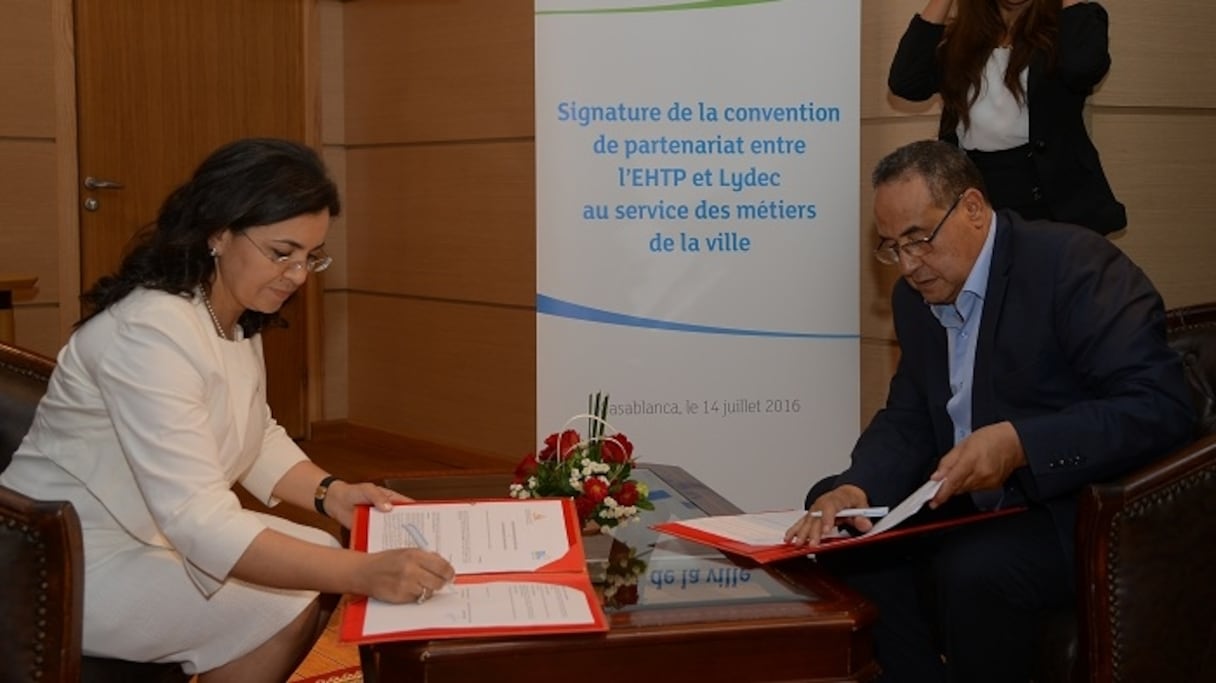 Rokia Goudar, DRH de Lydec (à gauche) et Abdelhak El Hakimi, Directeur de l'EHTP, lors de la signature de la convention.
