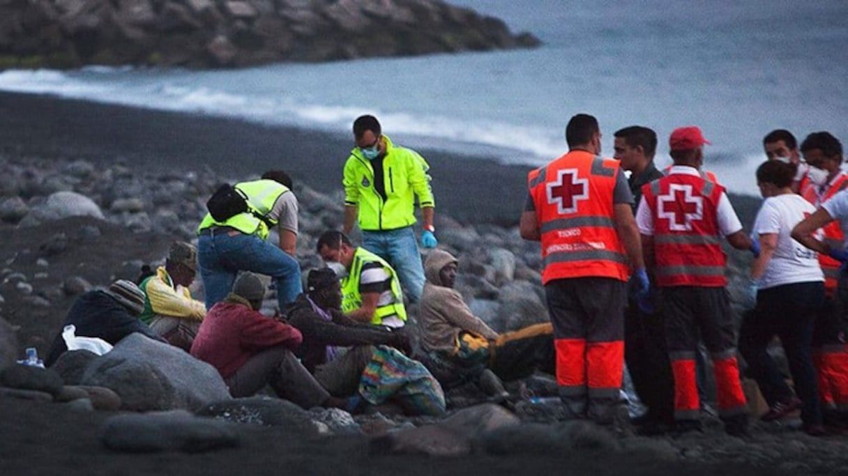 Des membres de la Croix-Rouge apportant des soins à des migrants, le 9 octobre 2020 aux Canaries (Espagne). 
