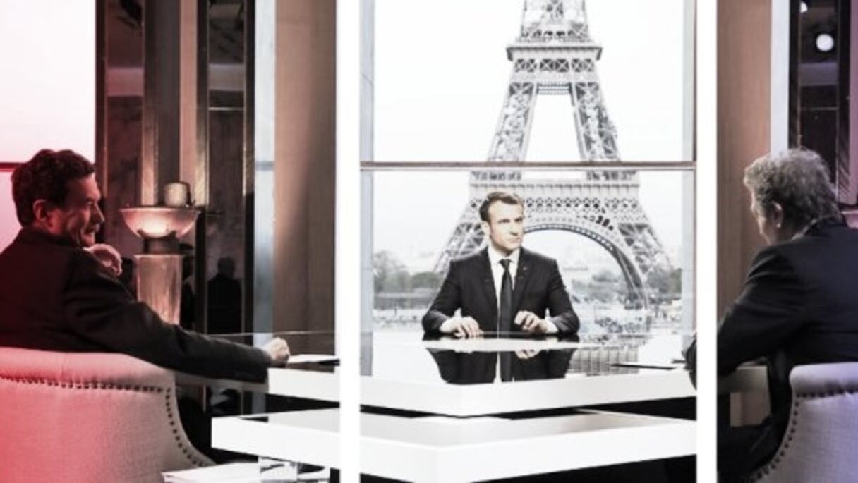 Emmanuel Macron, président de la République française, face aux journalistes Edwy Plenel et Jean-Jacques Bourdin, le 15 avril 2018.
