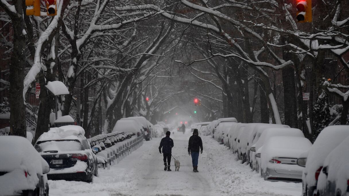 Des tempêtes de neige bloquent la vie aux Etats-Unis. Plusieurs aéroports sont devenus inopérationnels.
