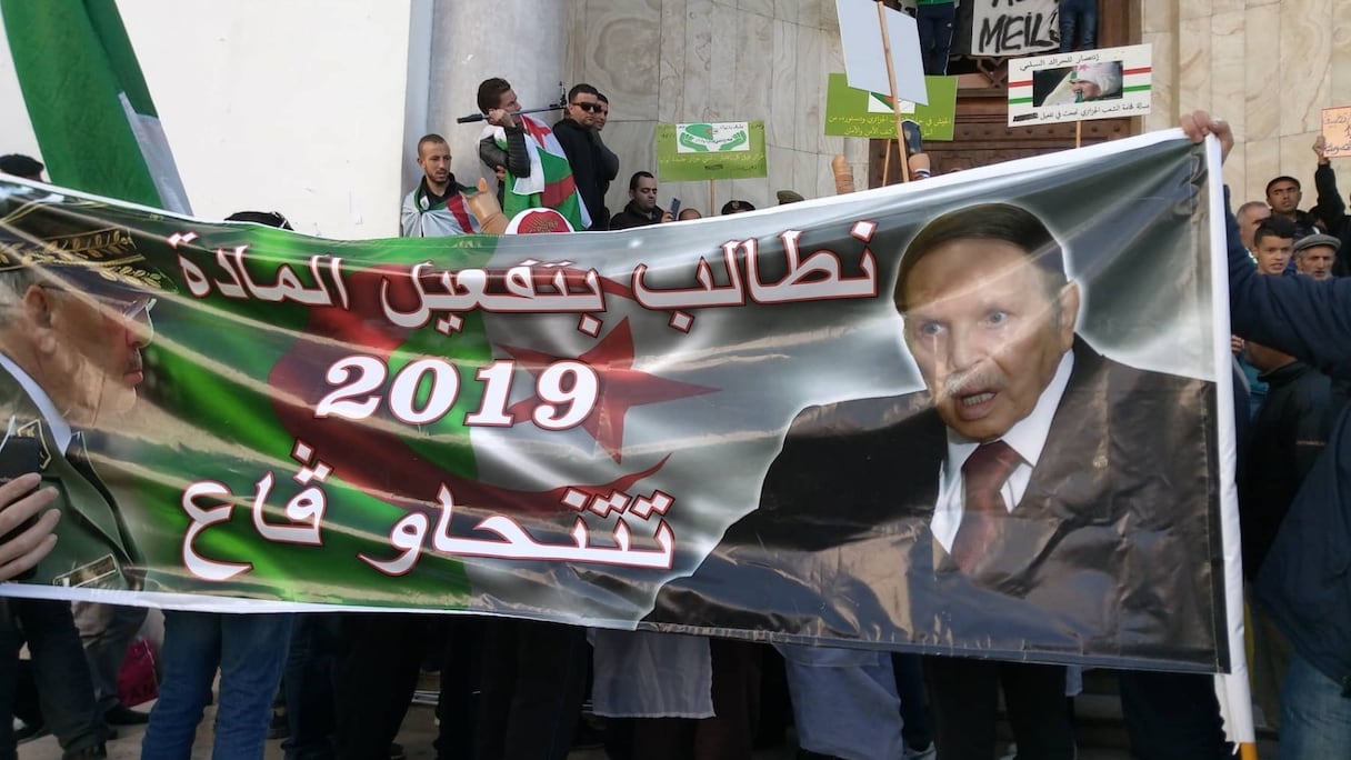 Des Algériens manifestent contre le général Gaïd Salah, le 29 mars à Alger.
