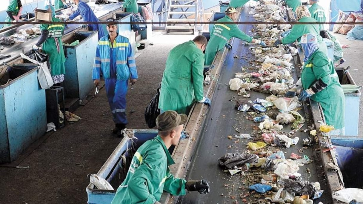 Opération de tri des déchets dans la décharge d'Oum Azza à Rabat. 
