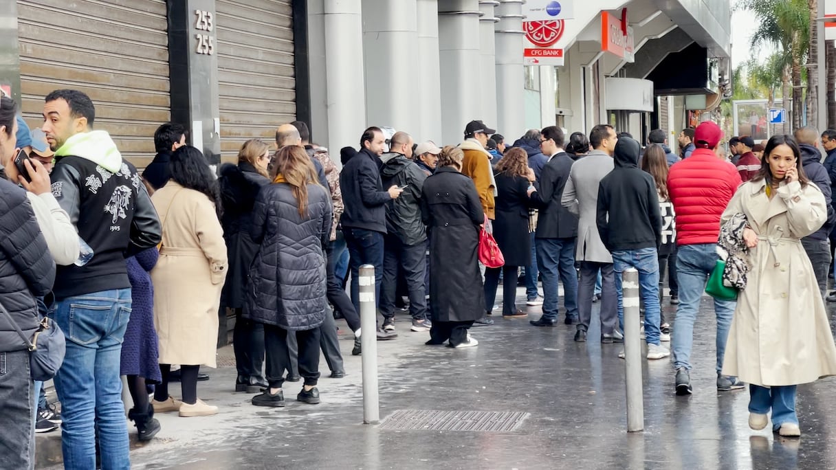 Une file d'attente interminable, jeudi 8 décembre 2022 à Casablanca, aux portes d'une agence RAM, formée par des supporteurs des Lions de l'Atlas venus acheter leurs billets pour le Qatar, afin d'assister au quart de finale qui oppose le Maroc au Portugal à la Coupe du monde 2022.
