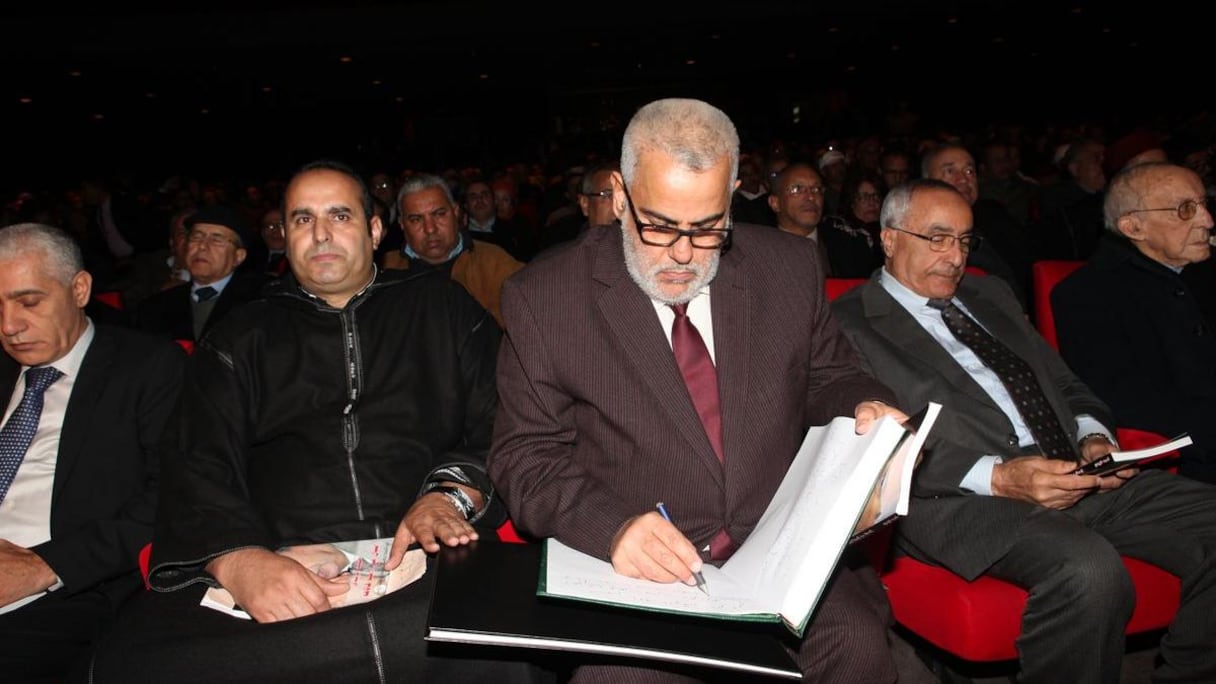 Abdelilah Benkirane signant le livre d'or.
