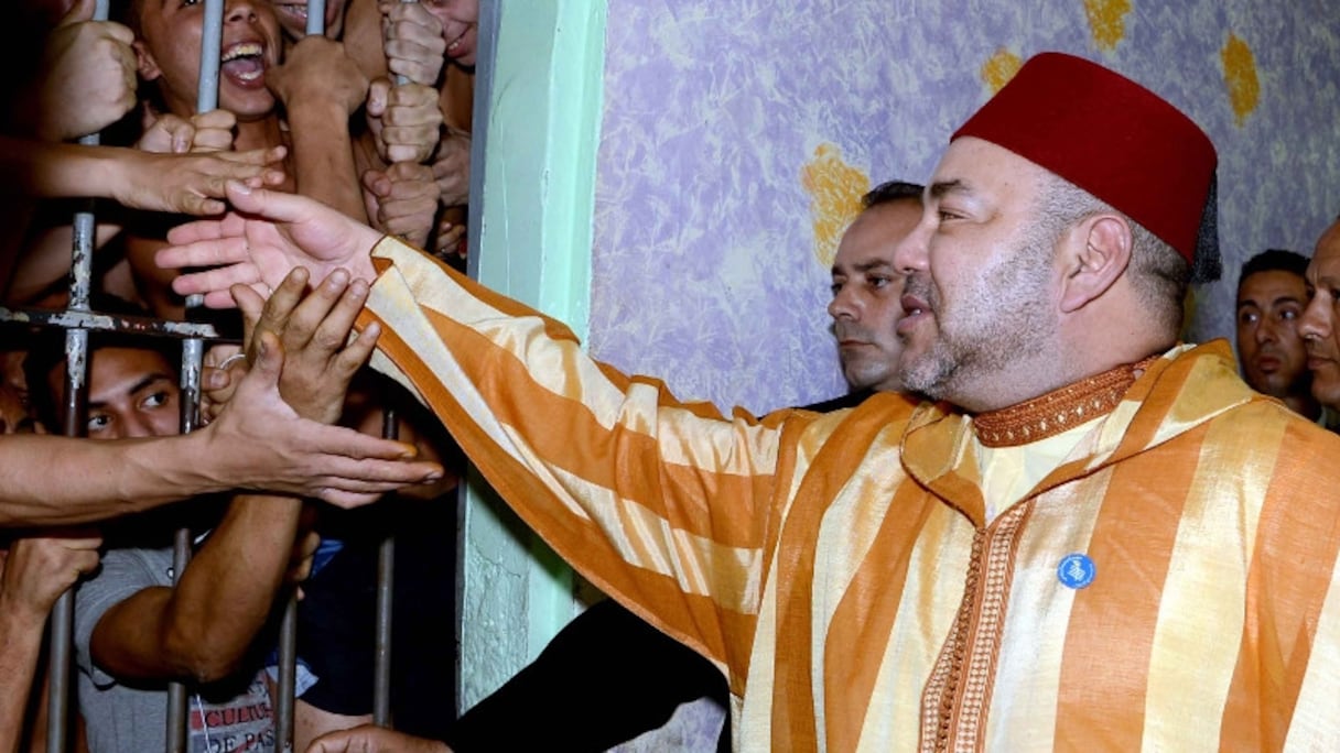 Photo du roi lors de sa visite aux détenus de la prison Oukacha à Casablanca, le 21 juin 2016.
