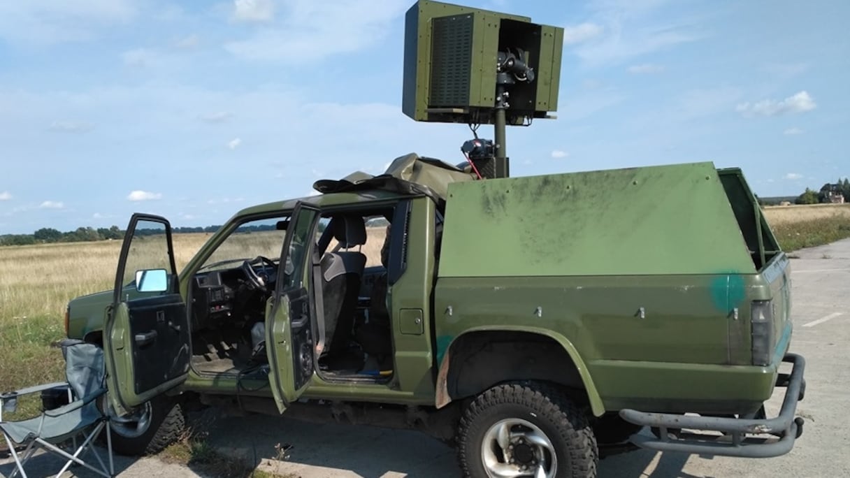 Outre la détection précoce des drones ennemis, ce système permet de bloquer complètement les canaux de contrôle GPS.
