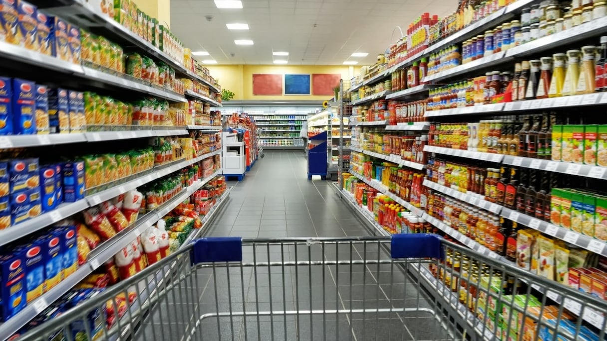 Rayons de produits alimentaires de consommation courante, dans une grande surface. 
