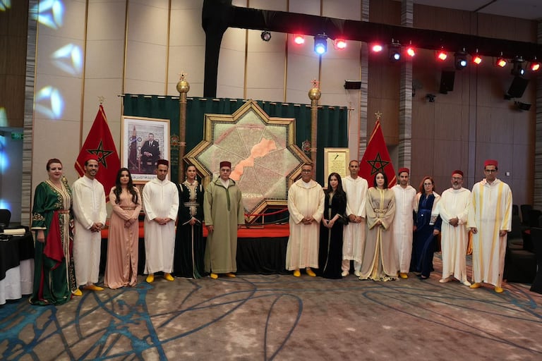 Mohamed Arrouchi et son équipe posent devant l'oeuvre artisanale représentant la carte du Maroc, à l'hôtel Skyline, à l'occasion de la semaine de l'artisanat marocain organisée à Addis Abeba jusqu'au 26 octobre 2024.