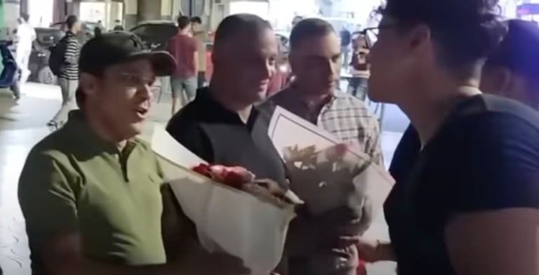 A Khouribga, des bouquets de fleurs ont été offerts par de jeunes protestataires aux représentants de la Sûreté nationale et des Forces auxiliaires.