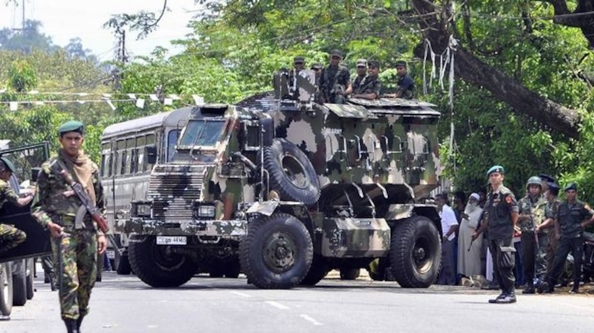 Des forces de police sri-lankaises déployées dans les rues de Pallekele, le 6 mars 2018 après la proclamation de l'état d'urgence.
