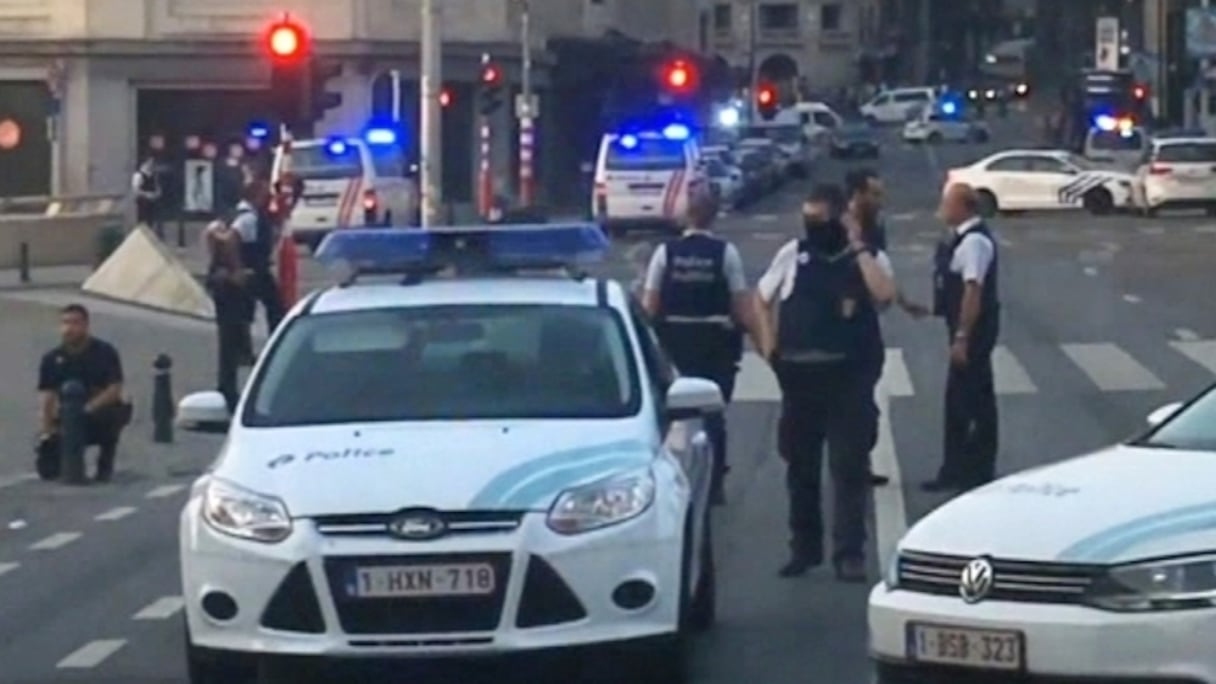 Des policiers en train de boucler le quartier de la gare Centrale de Bruxelles, mardi 20 juin.
