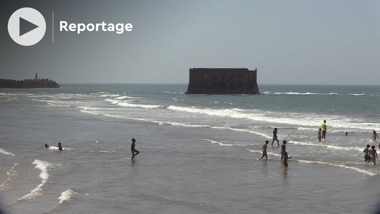 La plage de la Casa del Mar, près de Tarfaya, est connue pour un vestige construit par des Espagnols sur un îlot non loin du rivage, il y a des siècles de cela. 
