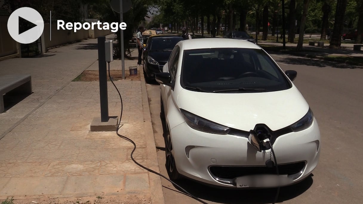 Fès a entamé la mise en place de bornes de recharge de véhicules électriques sur certaines voies publiques.
