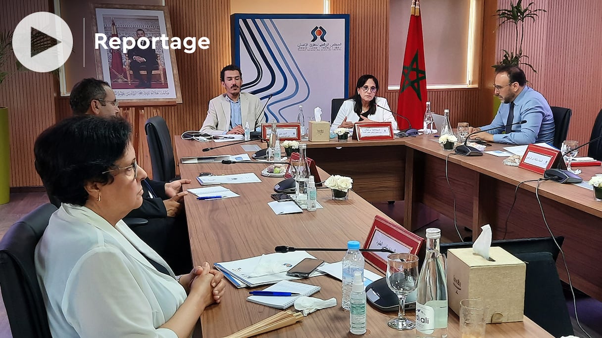 Tenue de l'Assemblée générale du CNDH, le 18 juin 2022, à Rabat, sous la présidence d'Amina Bouayach (à l'arrière plan, à droite). 
