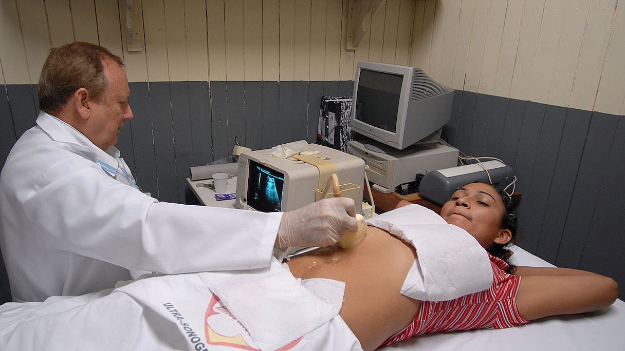 Echographie médicale pratiquée par un médecin sur une patiente. 
