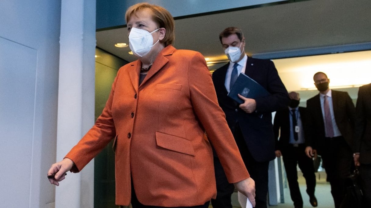 La chancelière allemande Angela Merkel, le ministre-président de Bavière Markus Soeder, et le maire de Berlin Michael Mueller à leur arrivée à une conférence de presse à Berlin, le 13 décembre 2020. 
