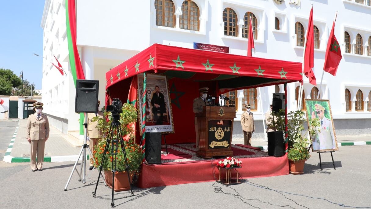 La cérémonie du 65e anniversaire de la création des FAR a été marquée par le salut des couleurs nationales et la lecture de l’ordre du jour adressé par le roi Mohammed VI aux officiers, sous-officiers et militaires de rang.
