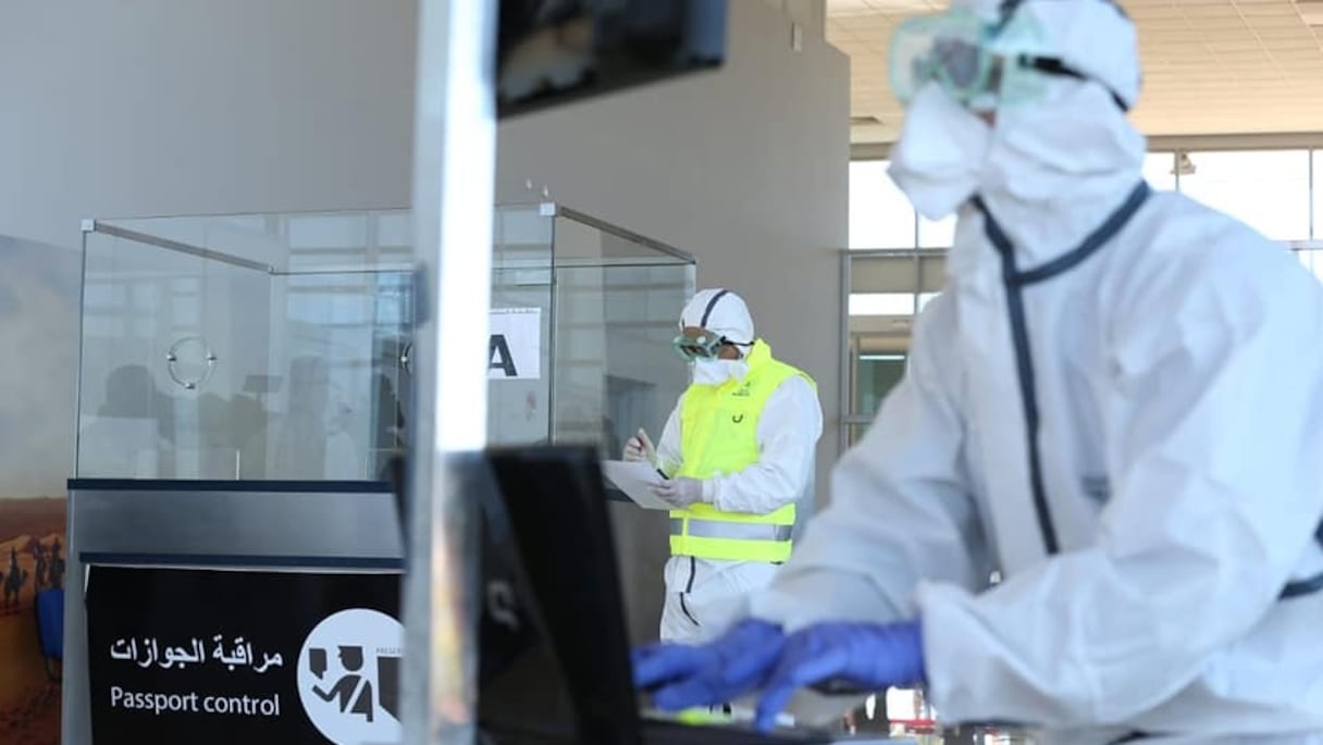 A l'aéroport de Benslimane, les agents au passage de la douane ont été spécialement équipés de tenues de protection, pour accueillir les rapatriés de Wuhan. 
