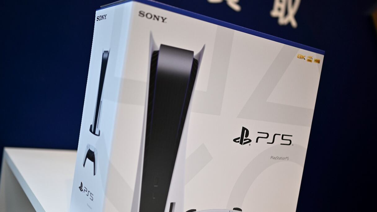 La nouvelle console de jeu Sony PlayStation 5 est mise en vente le premier jour de son lancement, dans un magasin d'électronique à Kawasaki, préfecture de Kanagawa, le 12 novembre 2020.